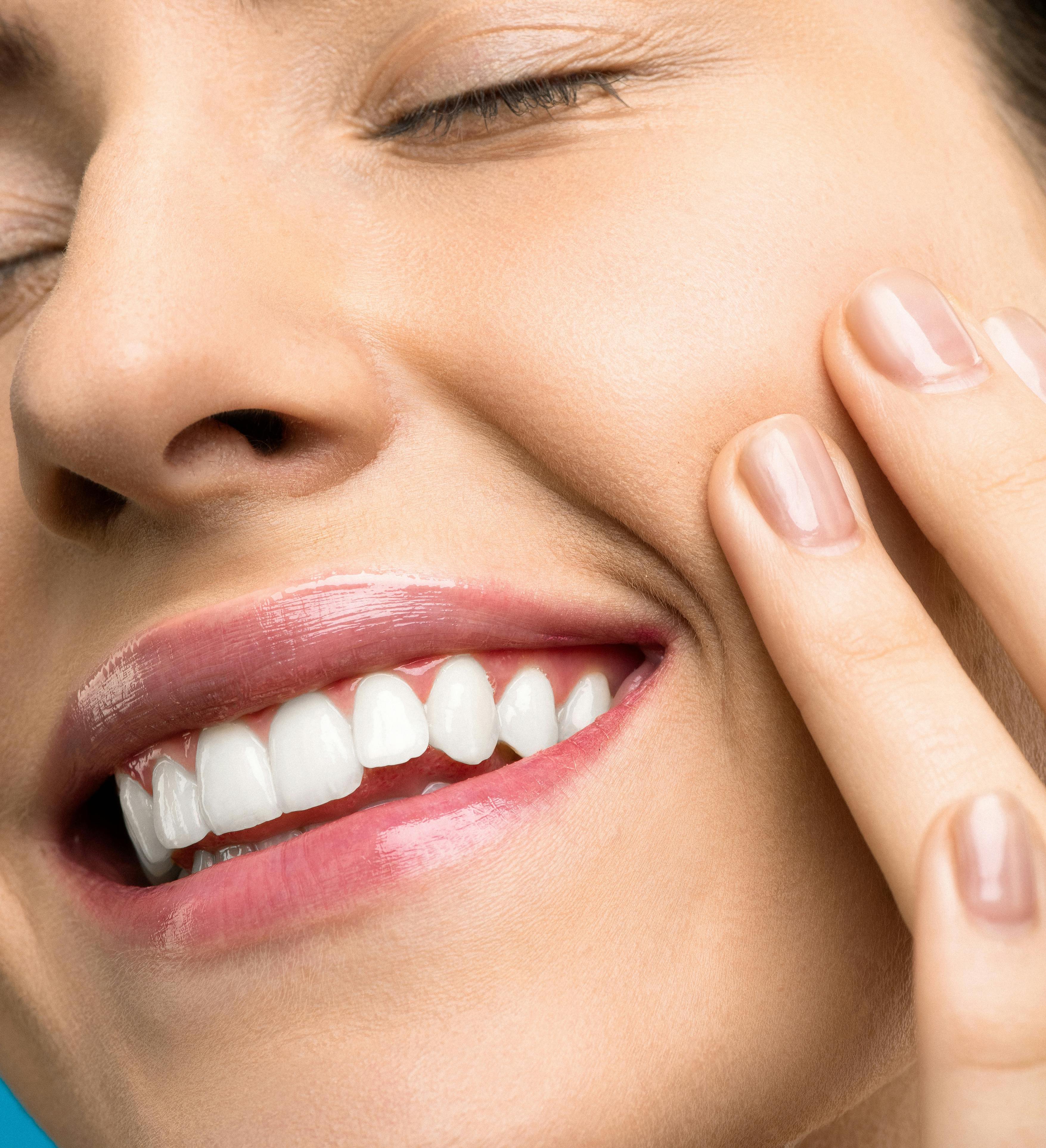 Sourire parfait avec dents blanches saines - Clinique dentaire Denesia, soins dentaires modernes et professionnels